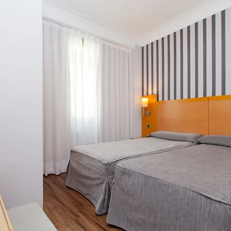 Lyon Hotel *