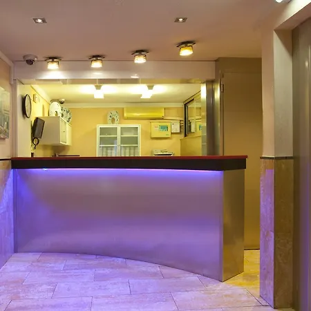 Konukevi Hostal Barcelona 2*