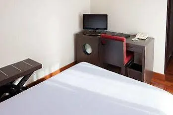 Отель Nh Les Corts 3*
