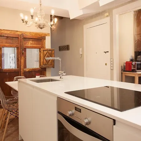 Trafalgar Luxury Apartment *