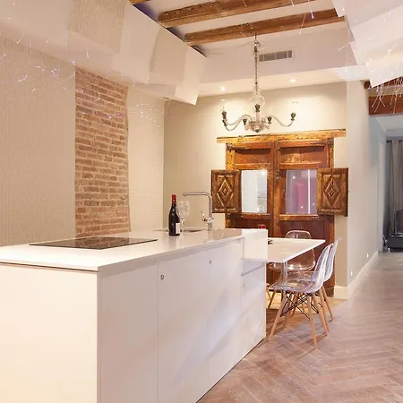 Trafalgar Luxury Apartment *