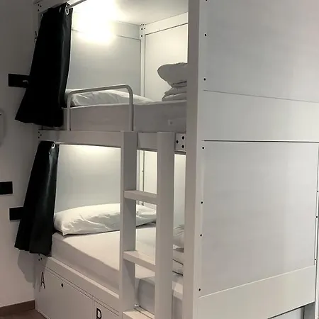 Airhostel Barcelona Airport 24h Hostel *