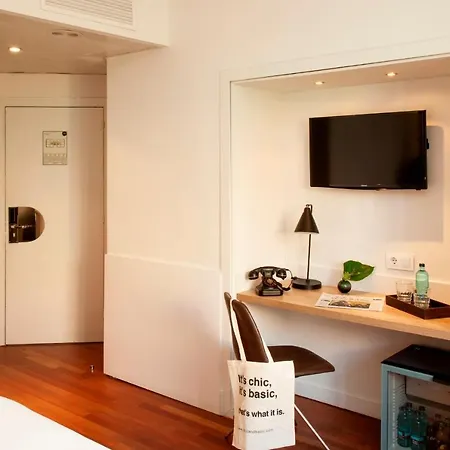 Chic & Basic Velvet Hotel