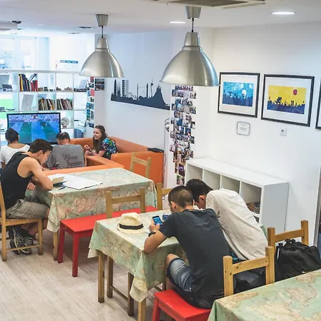 Onefam Ramblas Hostel *