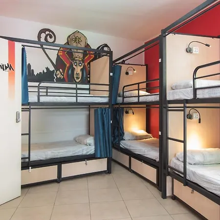 No Limit Graffiti Hostel *