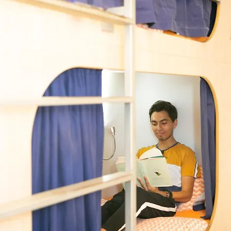 格雷西亚火箭旅舍 *