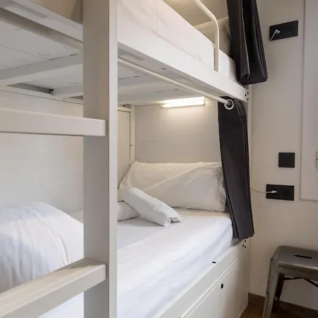 Airhostel Barcelona Airport 24h Hostel *