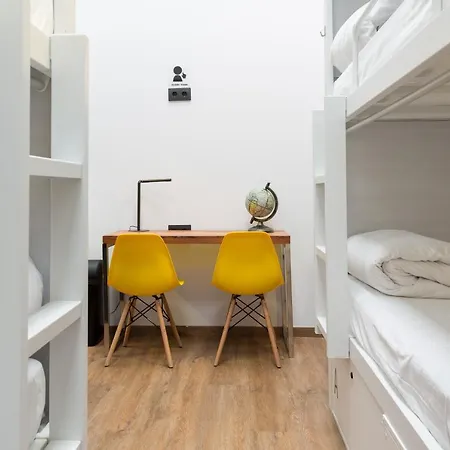 Airhostel Barcelona Airport 24h