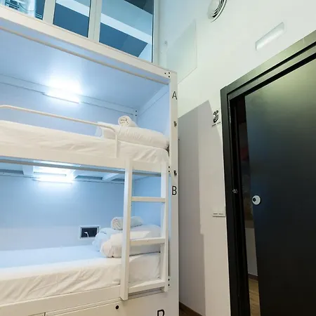 Airhostel Barcelona Airport 24h *