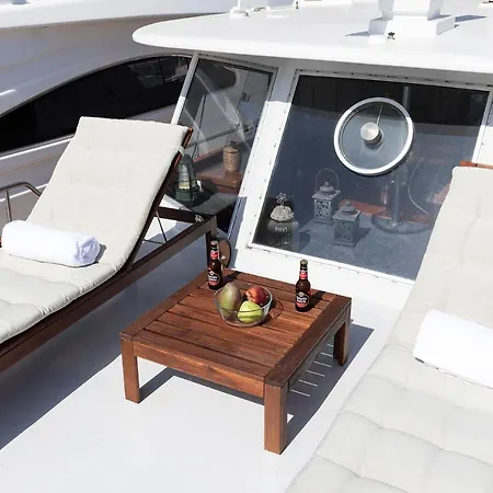 C120 - Charming Boat In Port Forum * 바르셀로나