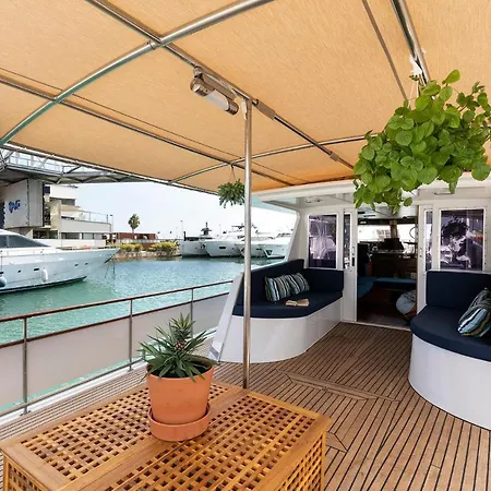 C120 - Charming Boat In Port Forum 보트호텔 바르셀로나