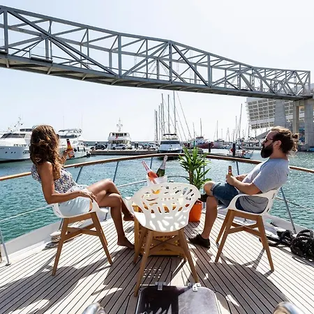 C120 - Charming Boat In Port Forum 바르셀로나