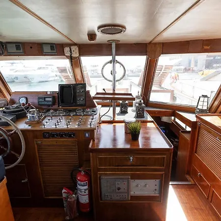 C120 - Charming Boat In Port Forum 보트호텔 바르셀로나