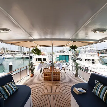 C120 - Charming Boat In Port Forum 보트호텔