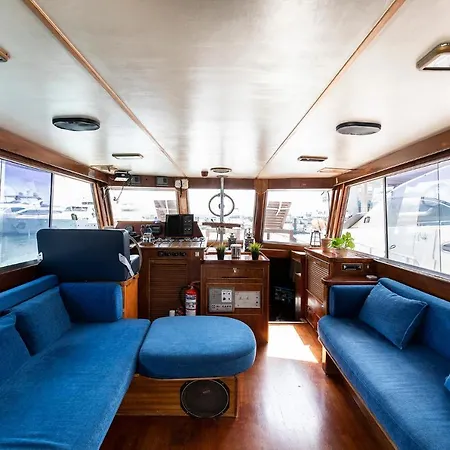 C120 - Charming Boat In Port Forum * 바르셀로나