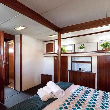 C120 - Charming Boat In Port Forum * 바르셀로나