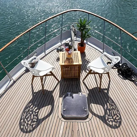 C120 - Charming Boat In Port Forum 보트호텔 *