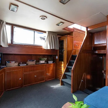 C120 - Charming Boat In Port Forum 바르셀로나