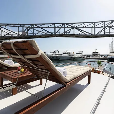 C120 - Charming Boat In Port Forum 보트호텔 *