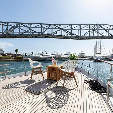 C120 - Charming Boat In Port Forum 바르셀로나