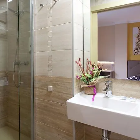 Konukevi Hostal Barcelona 2*