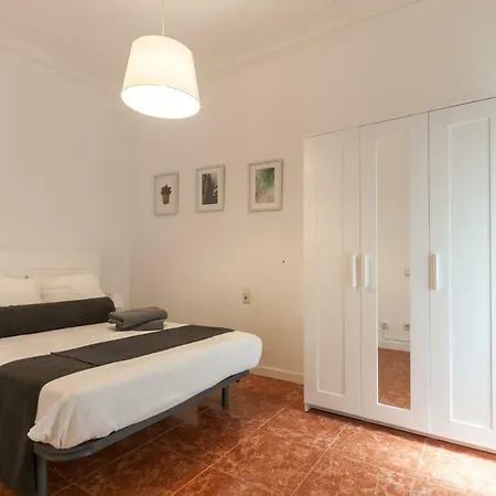 Apartamento Gir80 Eixample Casanova 72 *