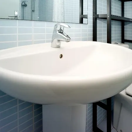 Apartamento Amplio Con Terraza En Zona Muy Tranquila *