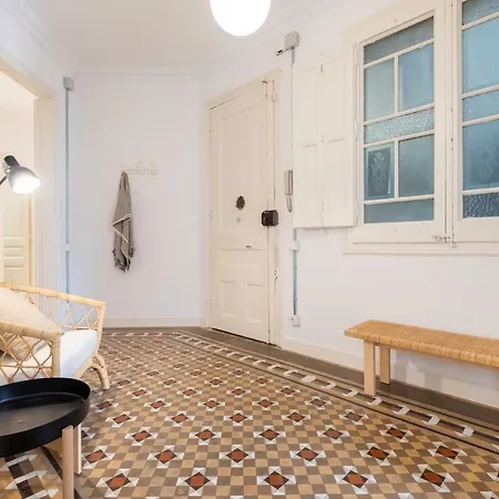 Apartment B32-sunny And Modernist For Groups In Center Barcelona