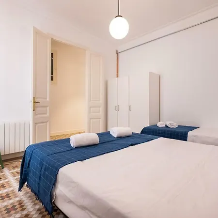 Apartment B32-sunny And Modernist For Groups In Center Barcelona