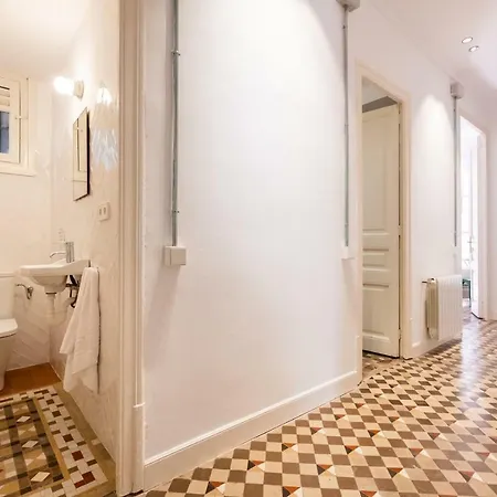 B32-sunny And Modernist For Groups In Center Barcelona
