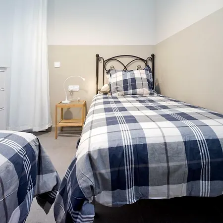Apartamento Amplio Con Terraza En Zona Muy Tranquila Esplugues de Llobregat