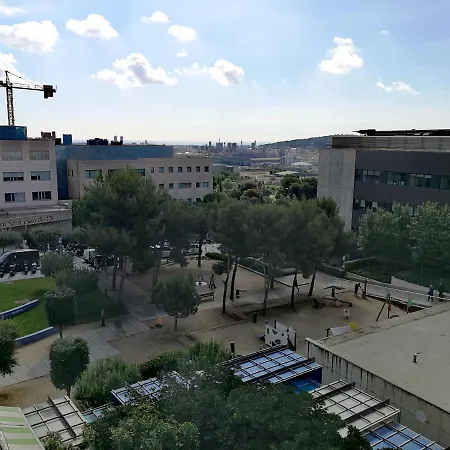 Apartamento Amplio Con Terraza En Zona Muy Tranquila Esplugues de Llobregat