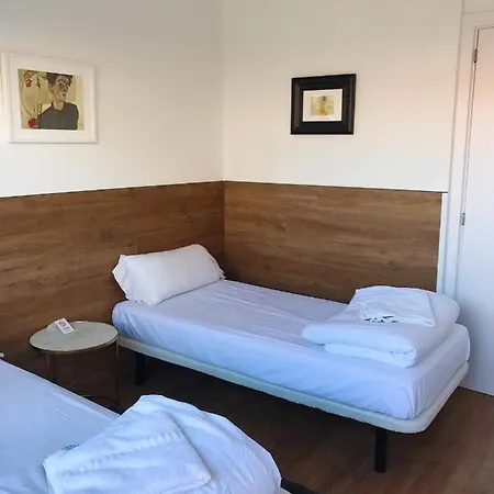 Airhostel Barcelona Airport 24h *