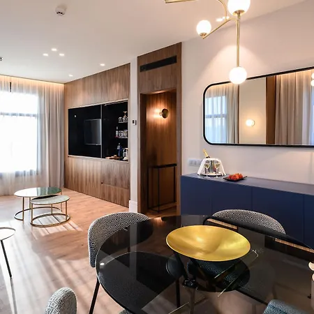 Catalonia Plaza Hotel
