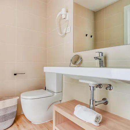 Ξενοδοχείο Limehome Carrer De Besalu 82 *