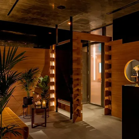 Hotel Me