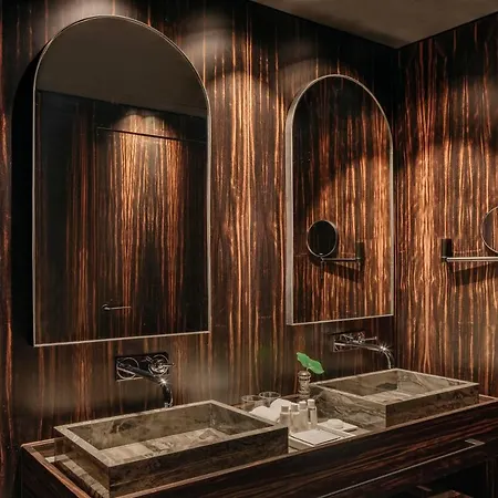 Hotel Bagues, A Small Luxury Of The World