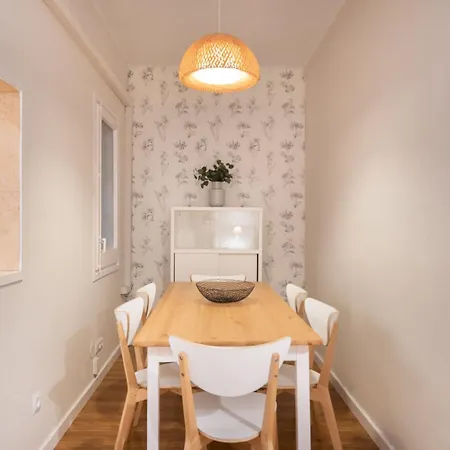 Comfortable 3 Bed Next To The Sagrada Familia Apartament
