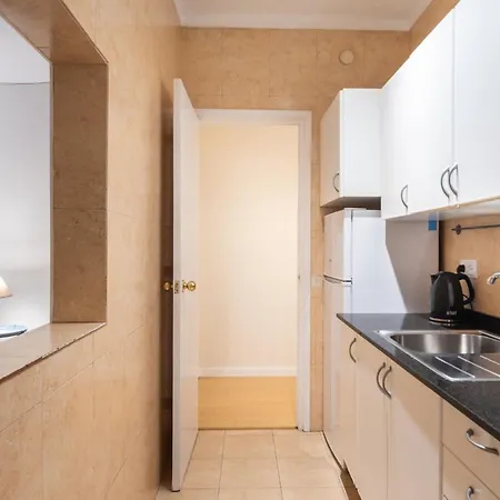 Comfortable 3 Bed Next To The Sagrada Familia Apartament
