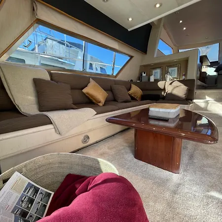 Hotel en barco Yate Stv *