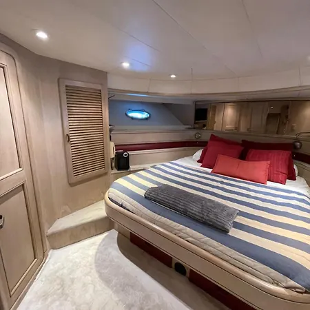 Yate Stv Hotel en barco *