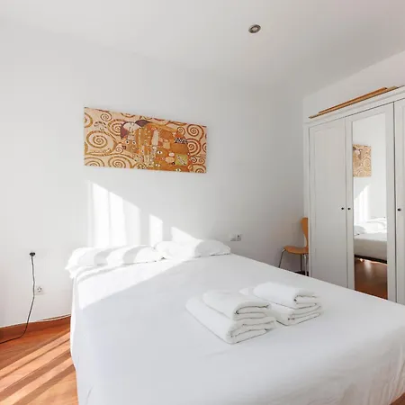 Aparteasy - Private Terrace, 3-bedroom Apartment Barcelona