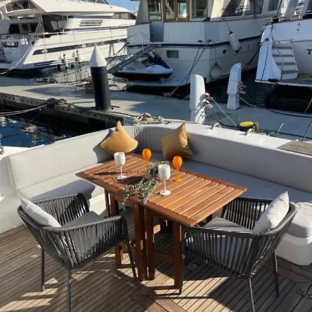 Hotel en barco Yate Stv Barcelona