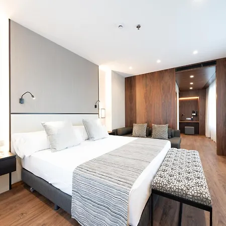 Catalonia Plaza Hotel 4*