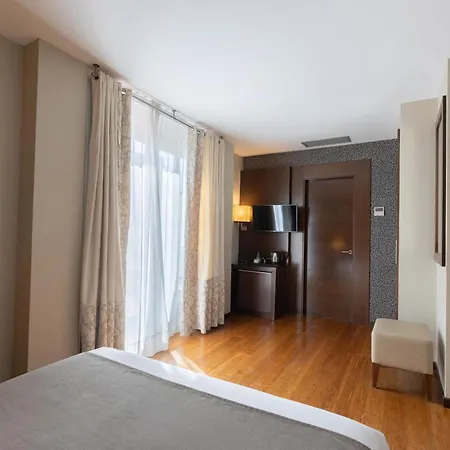 Отель Colonial 4*