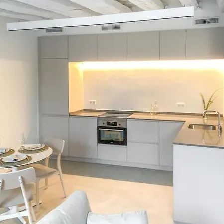 Lively 1 Bdr With Private Terrace Born Lägenhet *