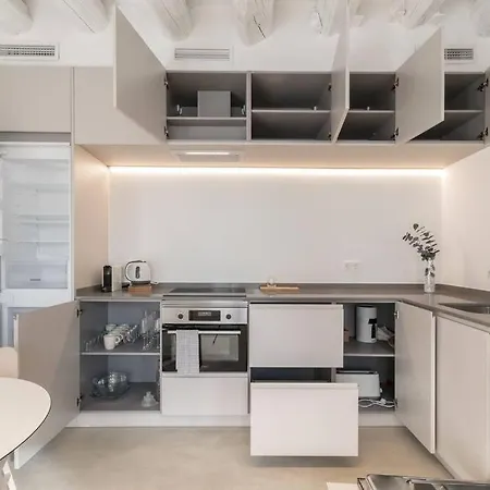 Lively 1 Bdr With Private Terrace Born Lägenhet *