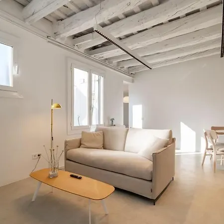 Lively 1 Bdr With Private Terrace Born Lägenhet *