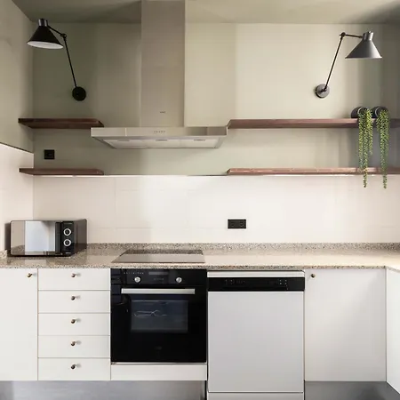 Spacious Stylish 4-bedroom Modernist 아파트 *