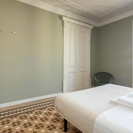 Spacious Stylish 4-bedroom Modernist *